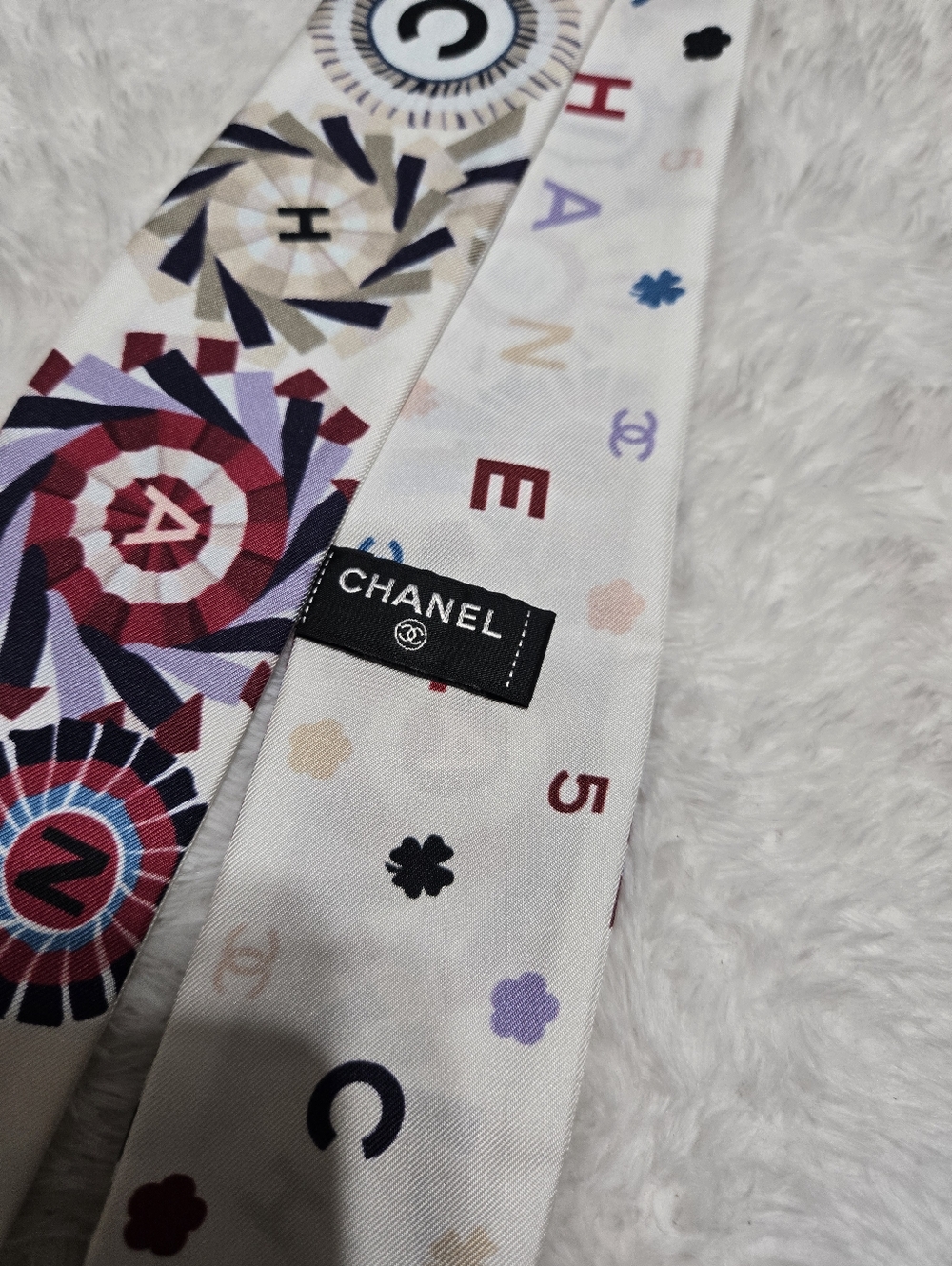 🔥 Chanel Silk CC Slim Bandeau Scarf White Multicolor 🔥 - Picture 4 of 8